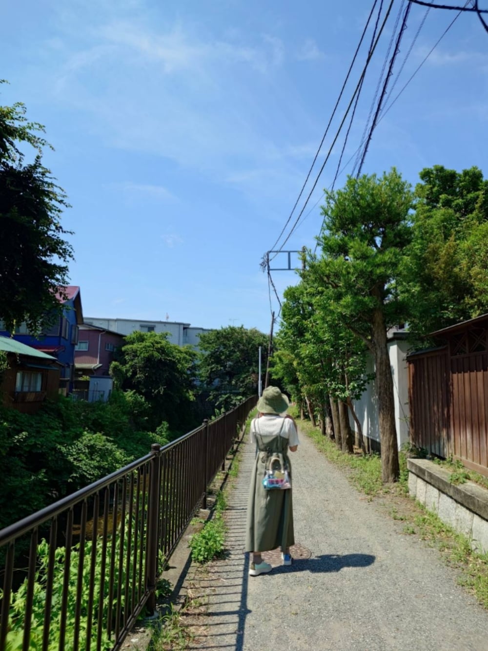 その他のスニーカー、ホワイト系のショルダーバッグ、ホワイト系のTシャツ/カットソーを着用したレディースの夏コーディネートの2枚目の写真