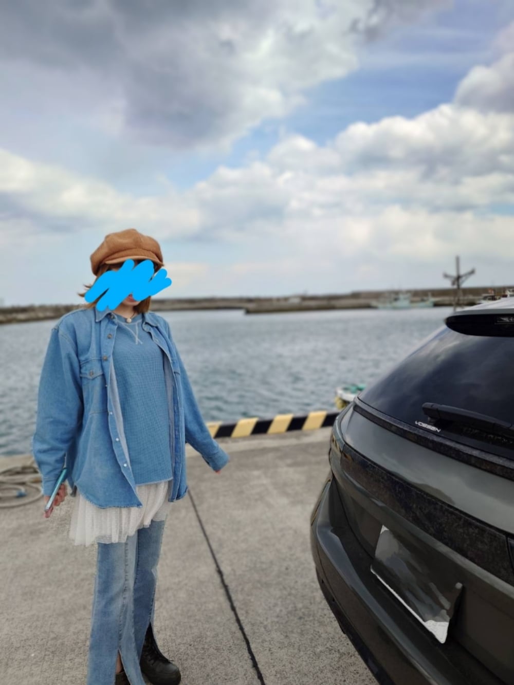 ブルー系のデニムパンツ、ブルー系のTシャツ/カットソー、グリーン系のブーツを着用したレディースの春コーディネートの2枚目の写真