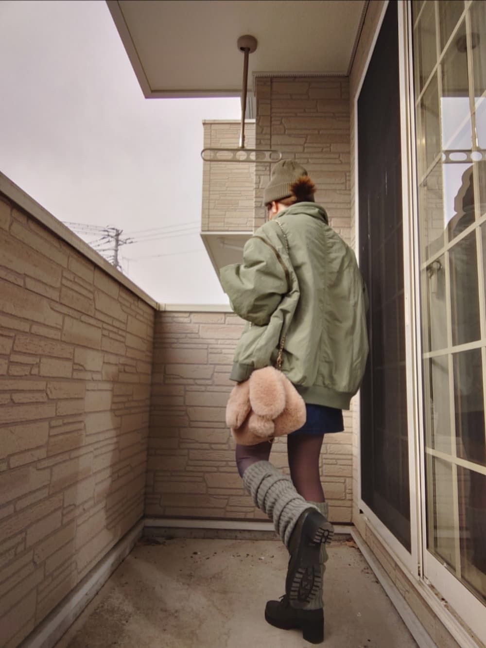 ブルー系のワンピース、ベージュ系のシャツ/ブラウス、グリーン系のモッズコートを着用したレディースの冬コーディネートの3枚目の写真