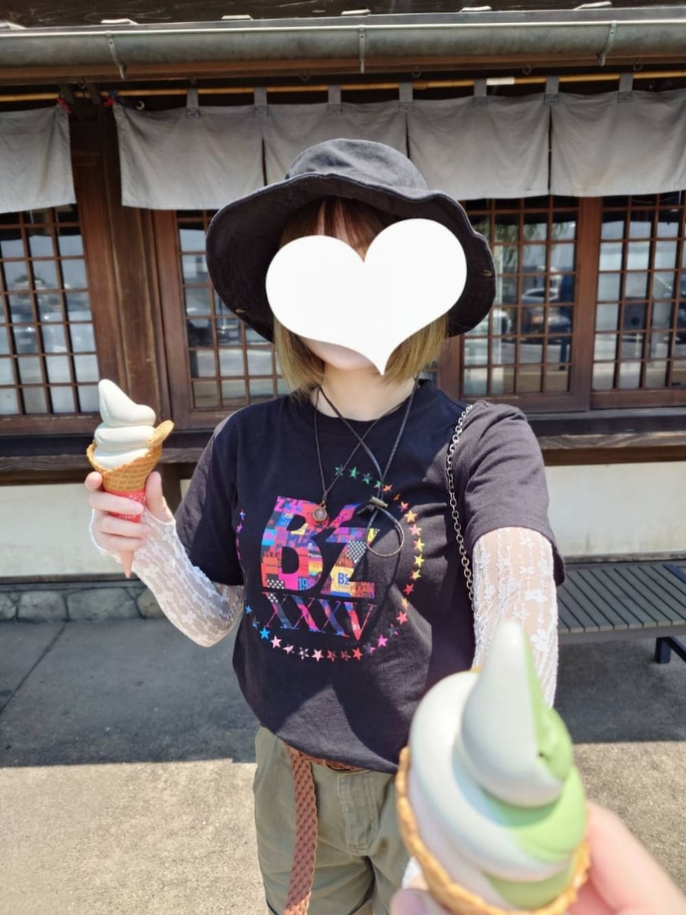 その他のスニーカー、ホワイト系のショルダーバッグ、グリーン系のパンツを着用したレディースの夏コーディネートの3枚目の写真