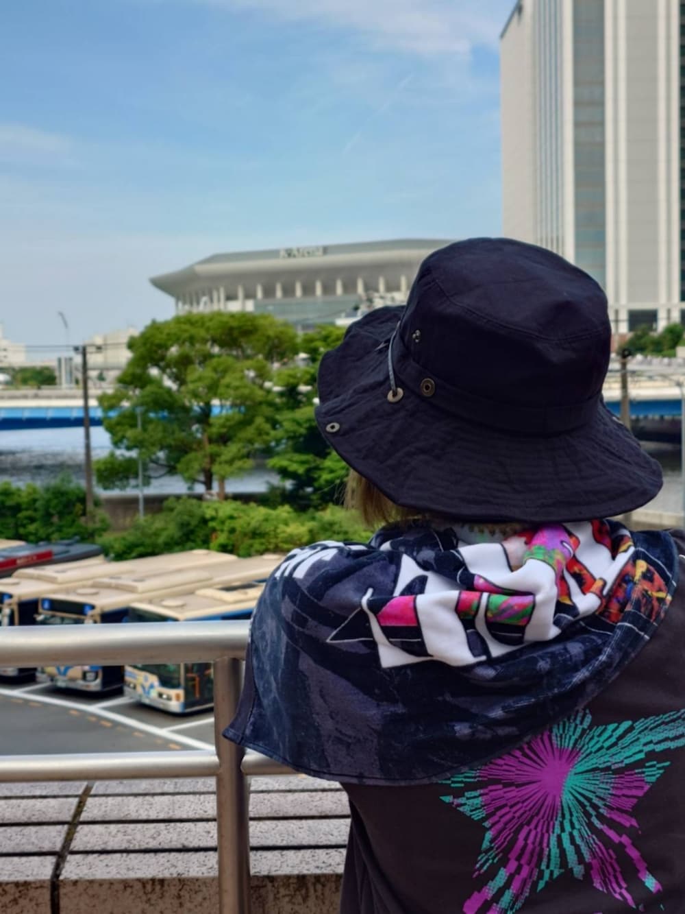 その他のスニーカー、ホワイト系のショルダーバッグ、グリーン系のパンツを着用したレディースの夏コーディネートの2枚目の写真