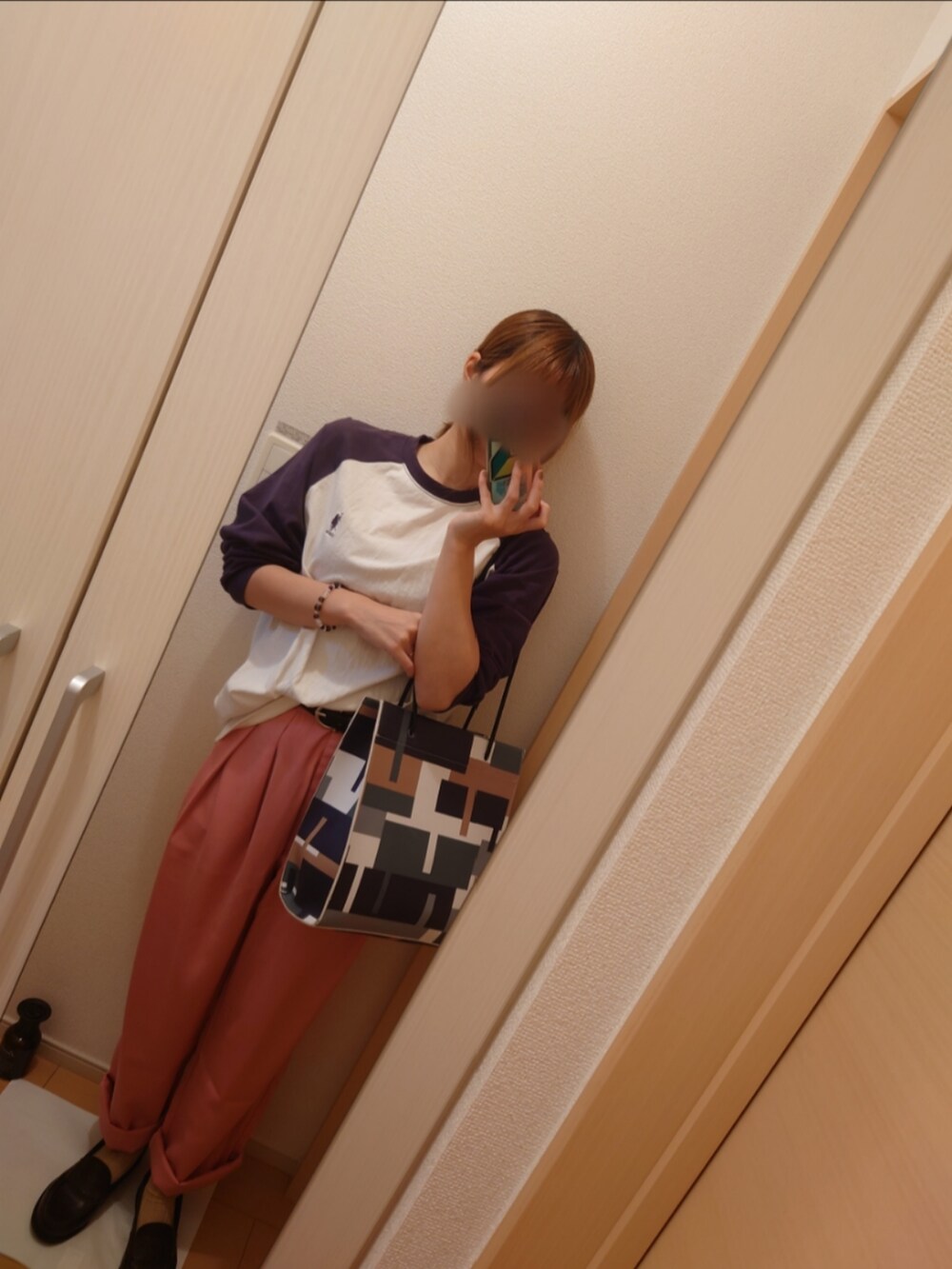 グレー系のTシャツ/カットソー、ピンク系のスラックス、その他のショルダーバッグを着用したレディースの秋コーディネートの2枚目の写真