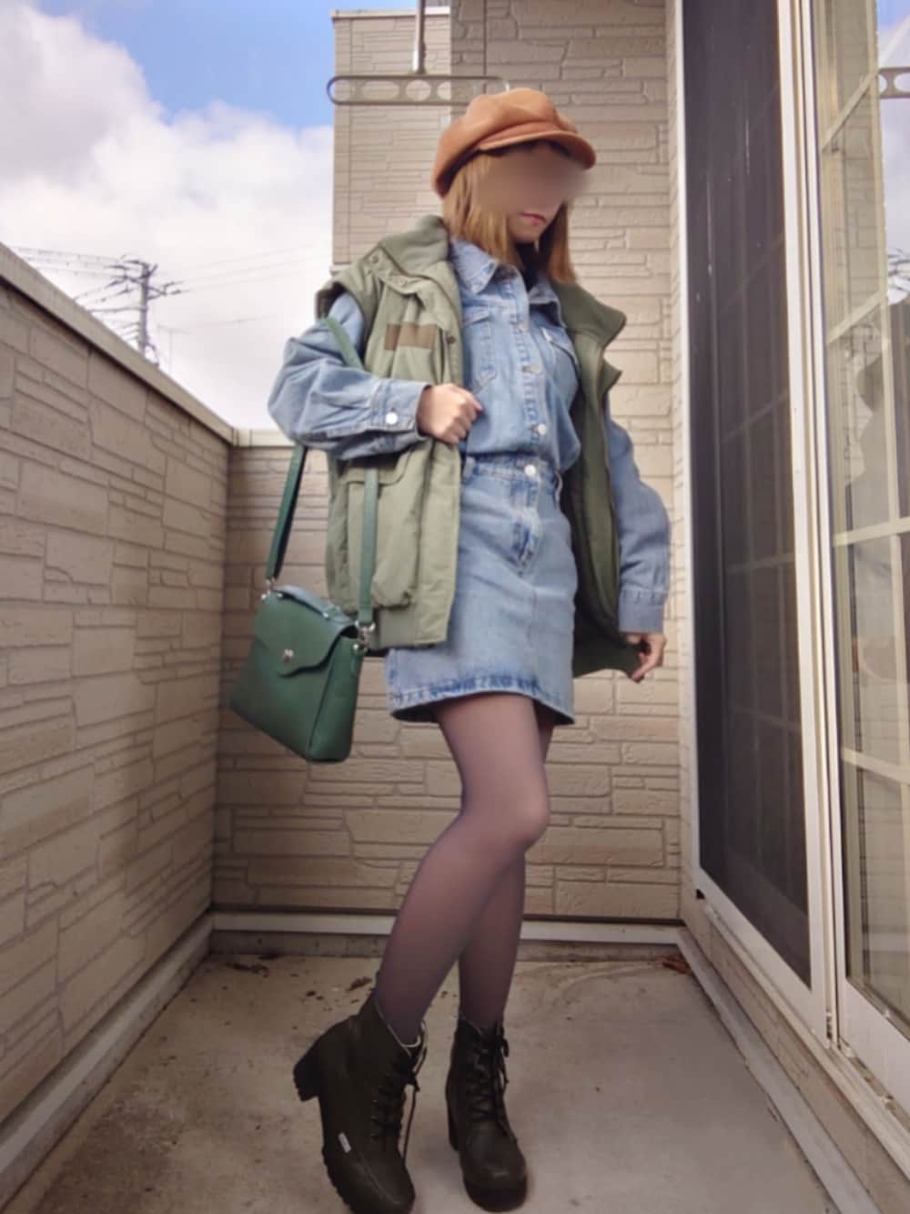 ブルー系のワンピース、グリーン系のモッズコート、グリーン系のブーツを着用したレディースの冬コーディネートの2枚目の写真