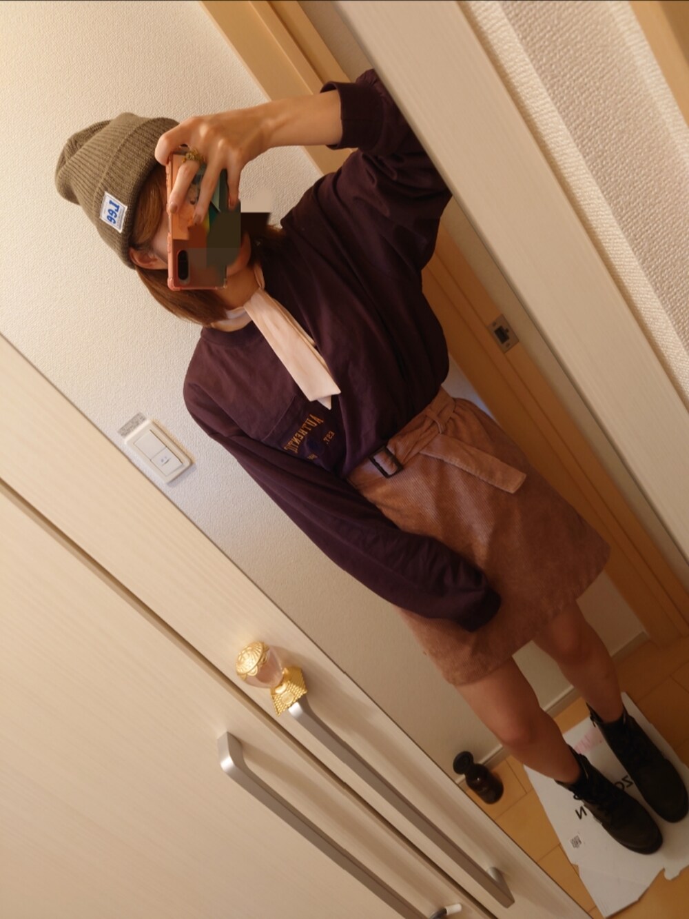 グリーン系のモッズコート、ブラウン系のTシャツ/カットソー、グリーン系のブーツを着用したレディースの秋コーディネートの4枚目の写真