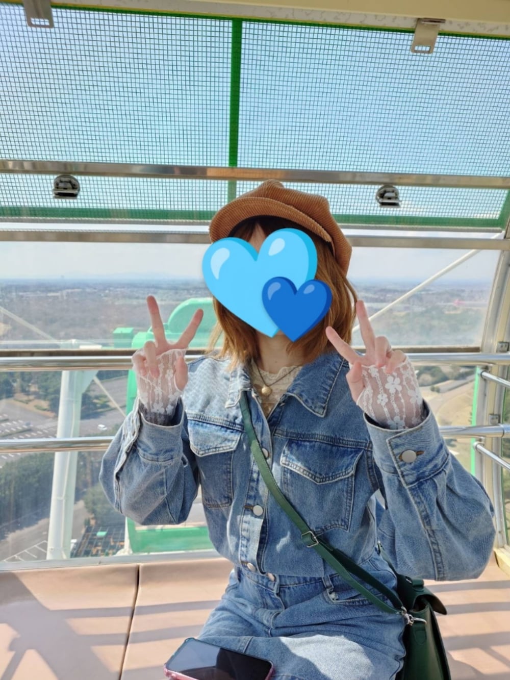 その他のスニーカー、ブルー系のワンピース、グリーン系のショルダーバッグを着用したレディースの春コーディネートの2枚目の写真