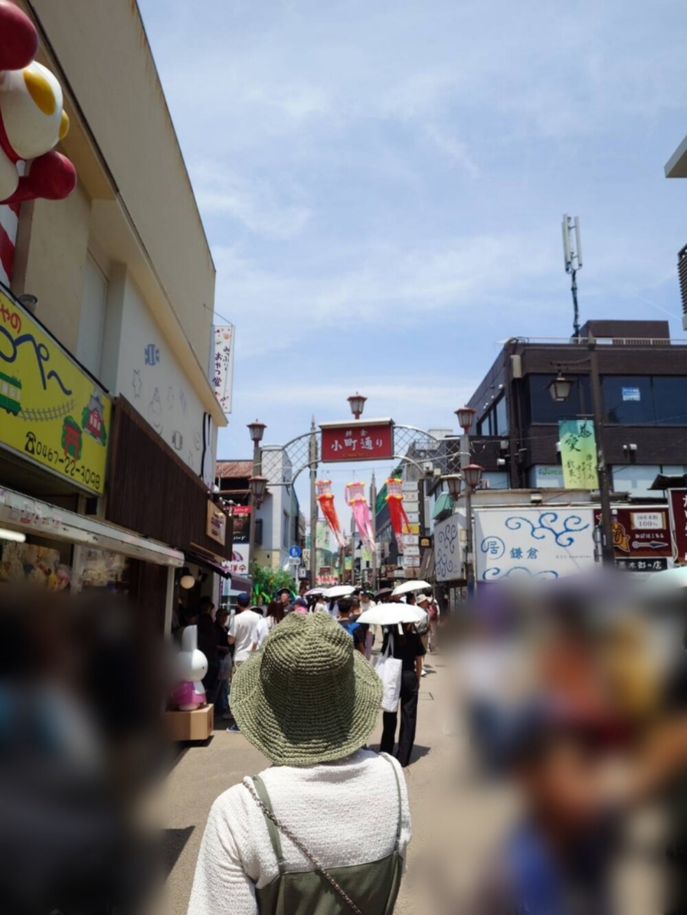 その他のスニーカー、ホワイト系のショルダーバッグ、ホワイト系のTシャツ/カットソーを着用したレディースの夏コーディネートの3枚目の写真