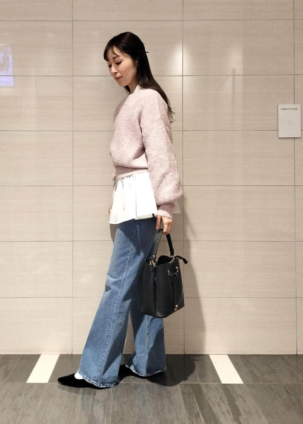 ブラック系のパンプス、ホワイト系のシャツ/ブラウス、ピンク系のニット/セーターを着用したレディースの冬コーディネートの4枚目の写真