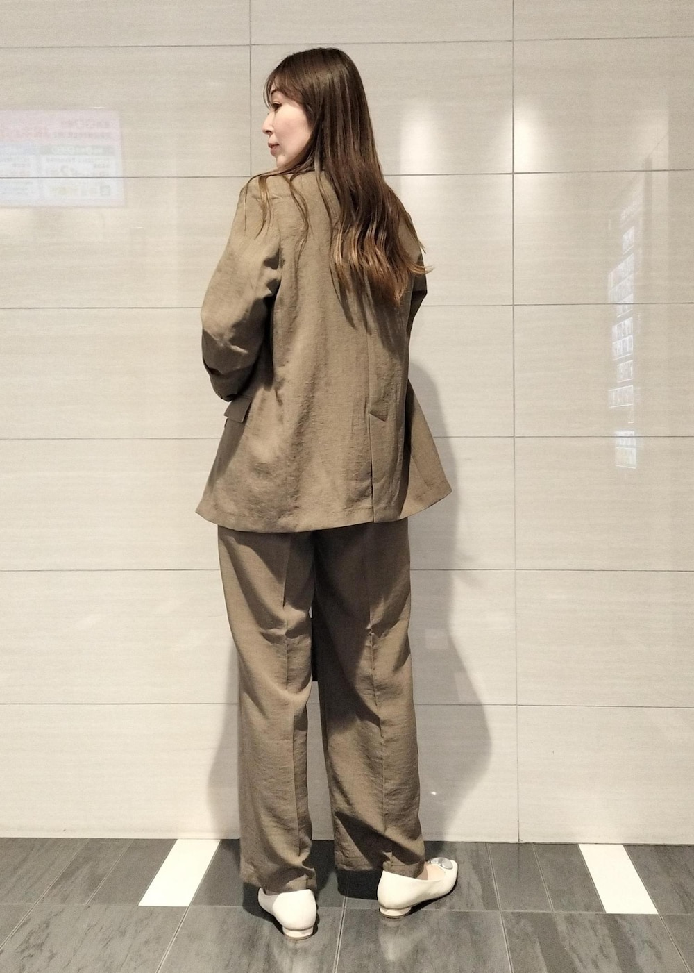 ブラック系のハンドバッグ、ホワイト系のシャツ/ブラウス、ホワイト系のバレエシューズを着用したレディースの春コーディネートの3枚目の写真