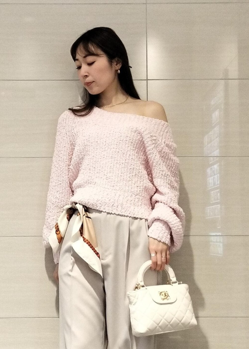 ピンク系のパンプス、ピンク系のニット/セーター、ベージュ系のスラックスを着用したレディースの冬コーディネートの2枚目の写真