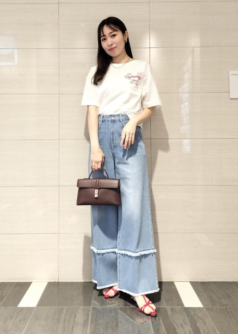 ブラウン系のショルダーバッグ、レッド系のサンダル、ホワイト系のキャミソールを着用したレディースの夏コーディネートの8枚目の写真