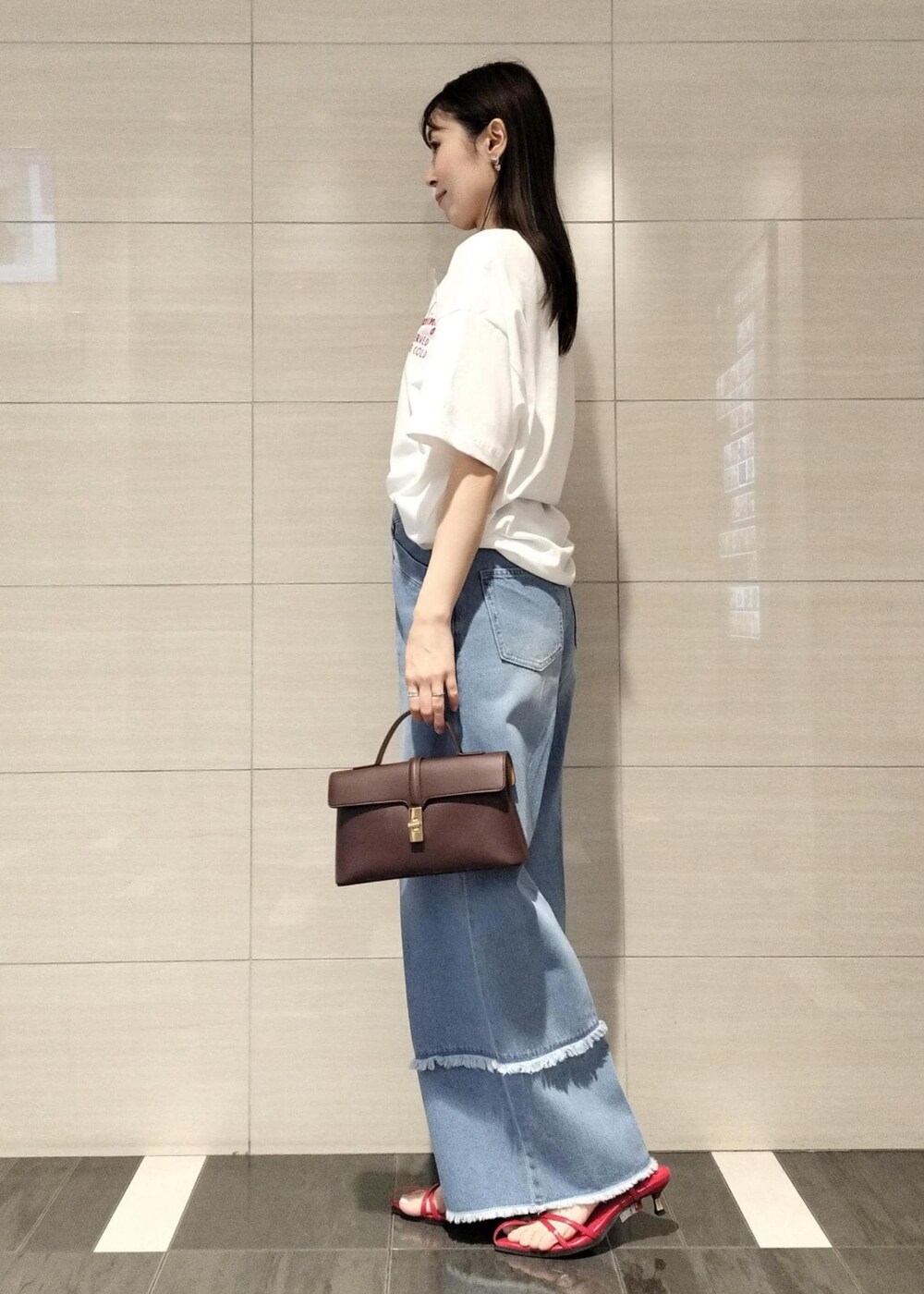 ブラウン系のショルダーバッグ、レッド系のサンダル、ホワイト系のキャミソールを着用したレディースの夏コーディネートの5枚目の写真