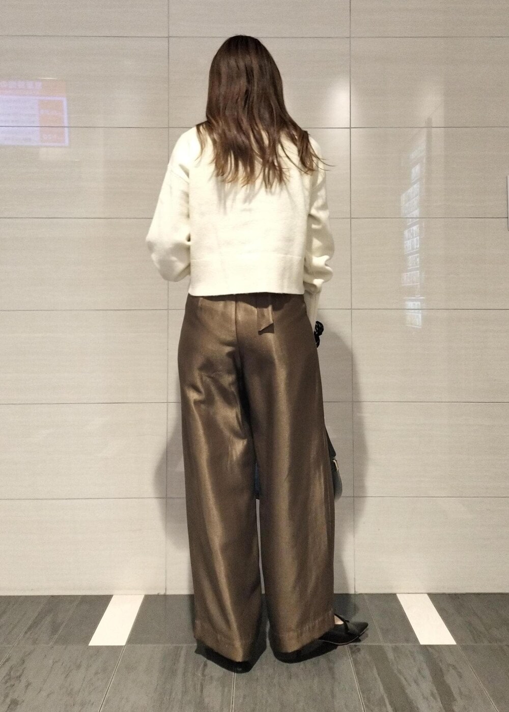 ブラック系のパンプス、イエロー系のカーディガン/ボレロ、ブラック系のTシャツ/カットソーを着用したレディースの冬コーディネートの5枚目の写真