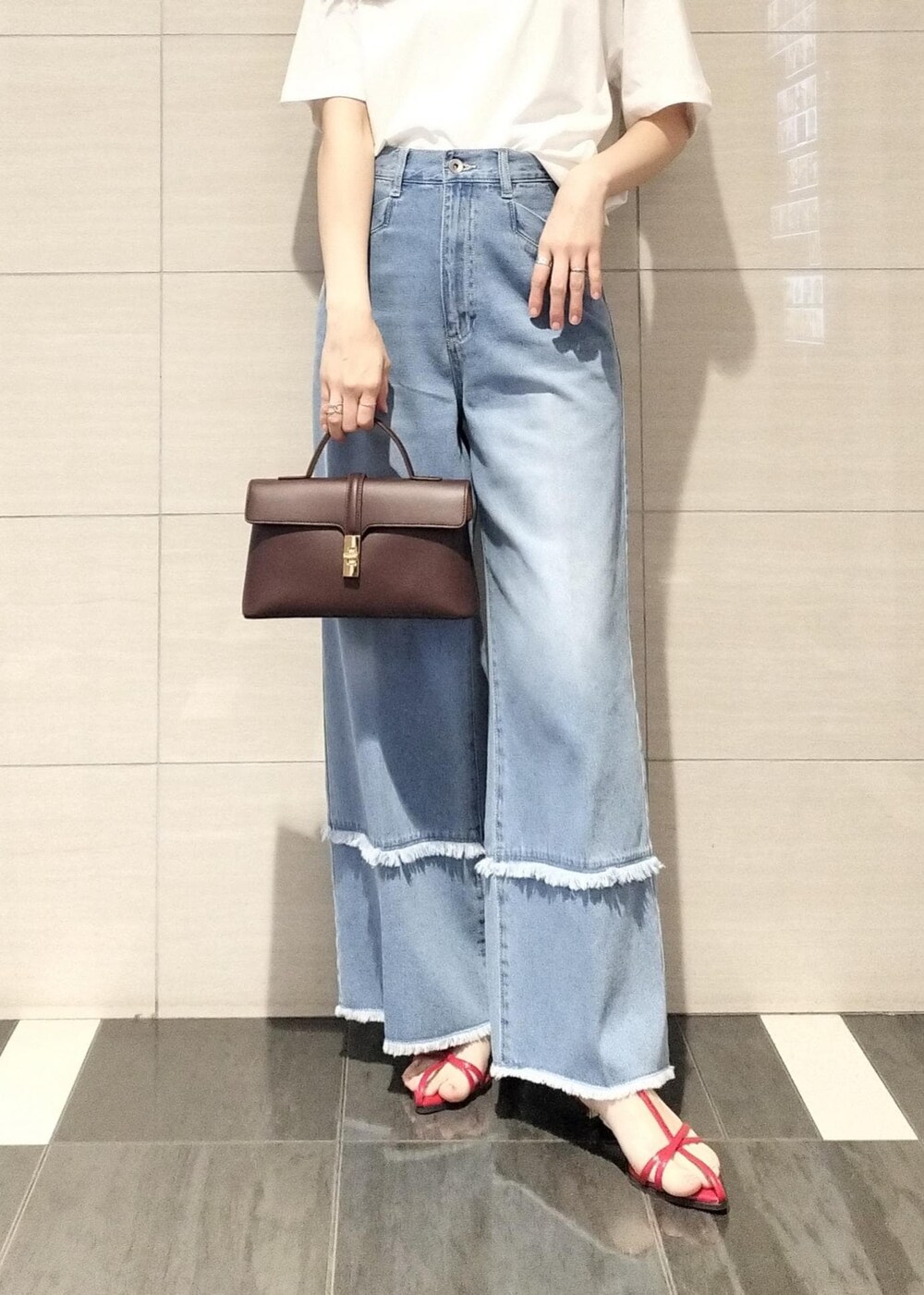 ブラウン系のショルダーバッグ、レッド系のサンダル、ホワイト系のキャミソールを着用したレディースの夏コーディネートの3枚目の写真