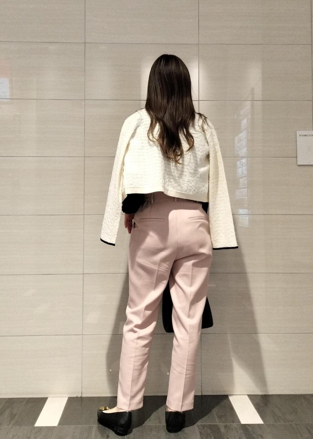 ブラック系のショルダーバッグ、ブラック系のバレエシューズ、ブラック系のシャツ/ブラウスを着用したレディースの春コーディネートの5枚目の写真