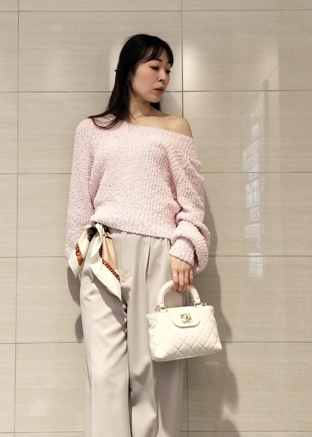 ピンク系のパンプス、ピンク系のニット/セーター、ベージュ系のスラックスを着用したレディースの冬コーディネートの7枚目の写真