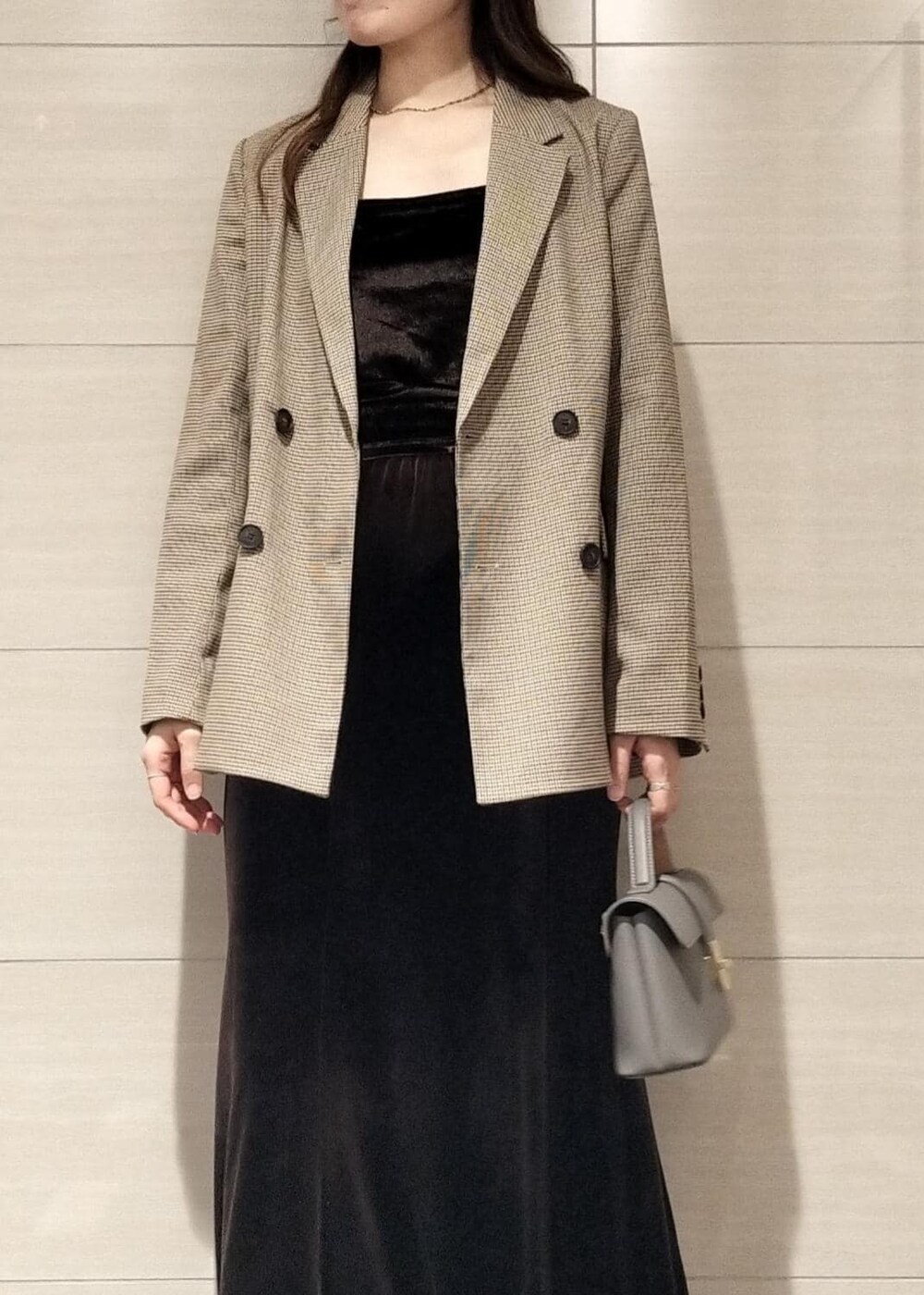 グレー系のショルダーバッグ、ベージュ系のテーラードジャケット、ブラック系のブーツを着用したレディースの秋コーディネートの6枚目の写真
