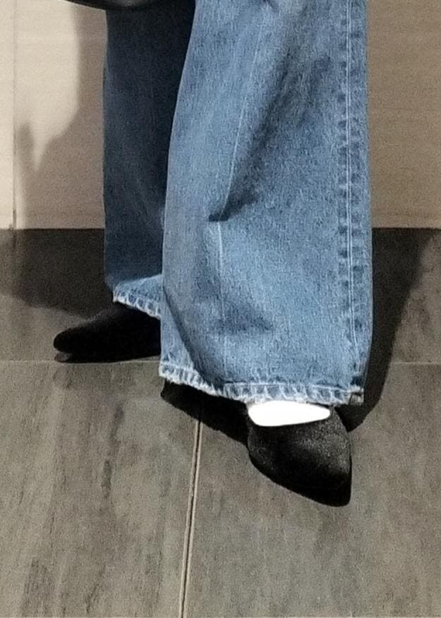 ブラック系のパンプス、ホワイト系のシャツ/ブラウス、ピンク系のニット/セーターを着用したレディースの冬コーディネートの8枚目の写真