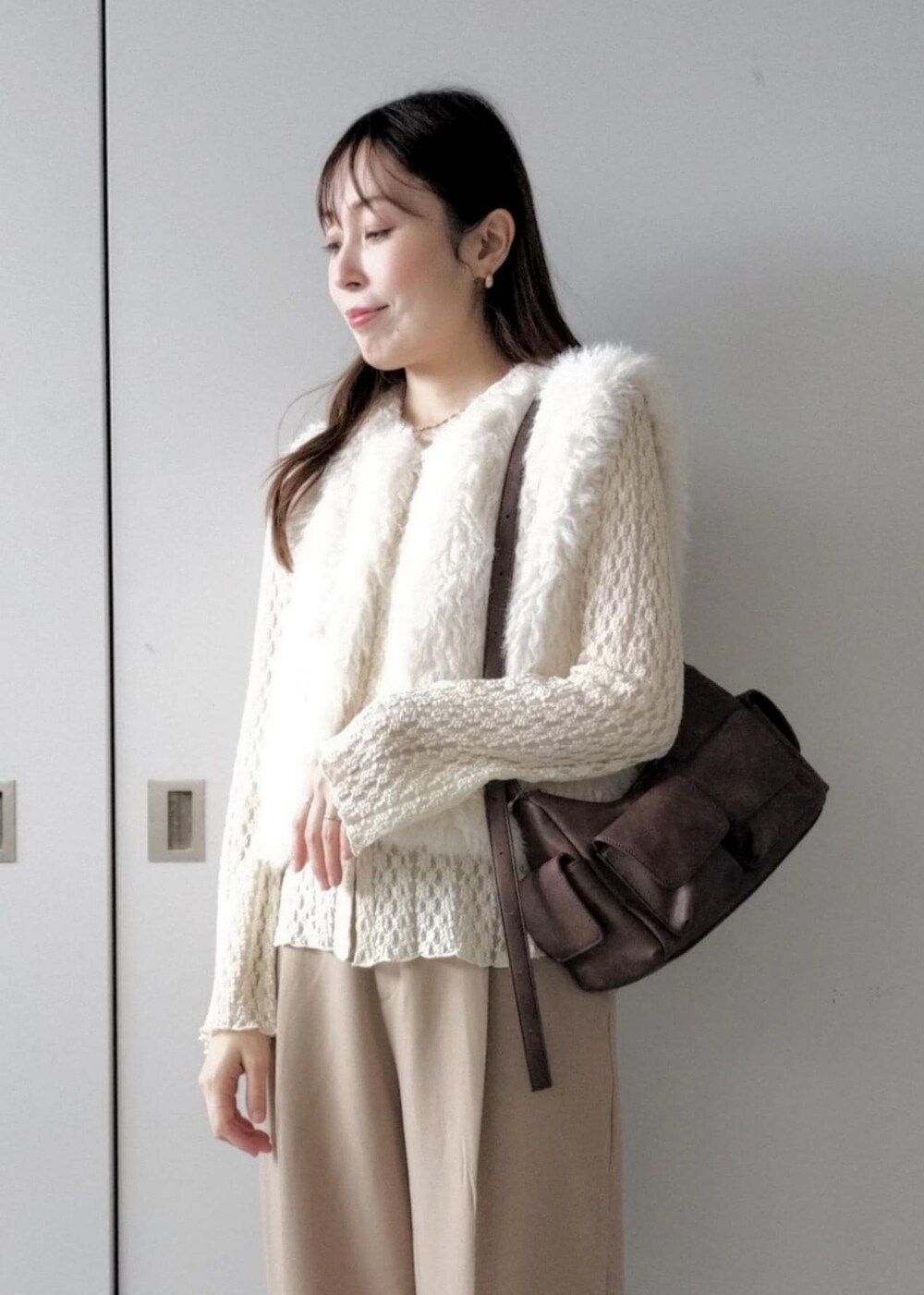 その他のサンダル、ホワイト系のキャミソール、ホワイト系のカーディガン/ボレロを着用したレディースの秋コーディネートの7枚目の写真