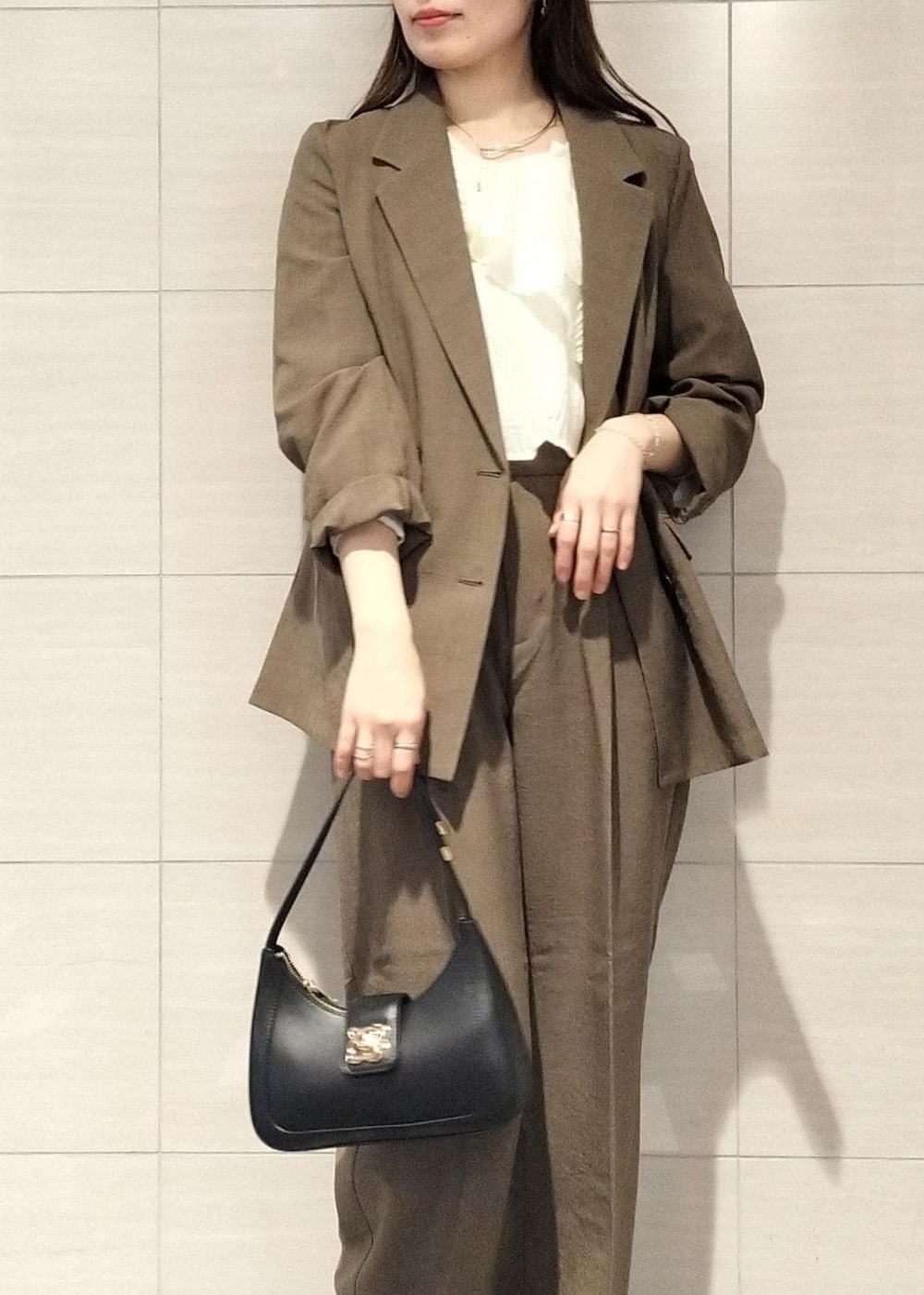 ブラック系のハンドバッグ、ホワイト系のシャツ/ブラウス、ホワイト系のバレエシューズを着用したレディースの春コーディネートの4枚目の写真