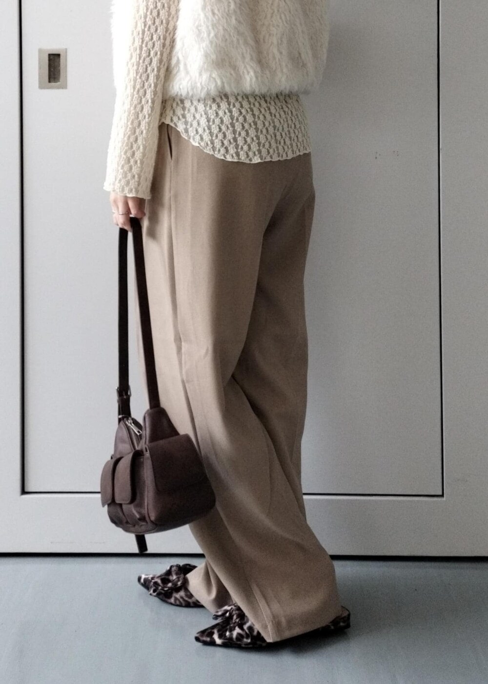 その他のサンダル、ホワイト系のキャミソール、ホワイト系のカーディガン/ボレロを着用したレディースの秋コーディネートの6枚目の写真