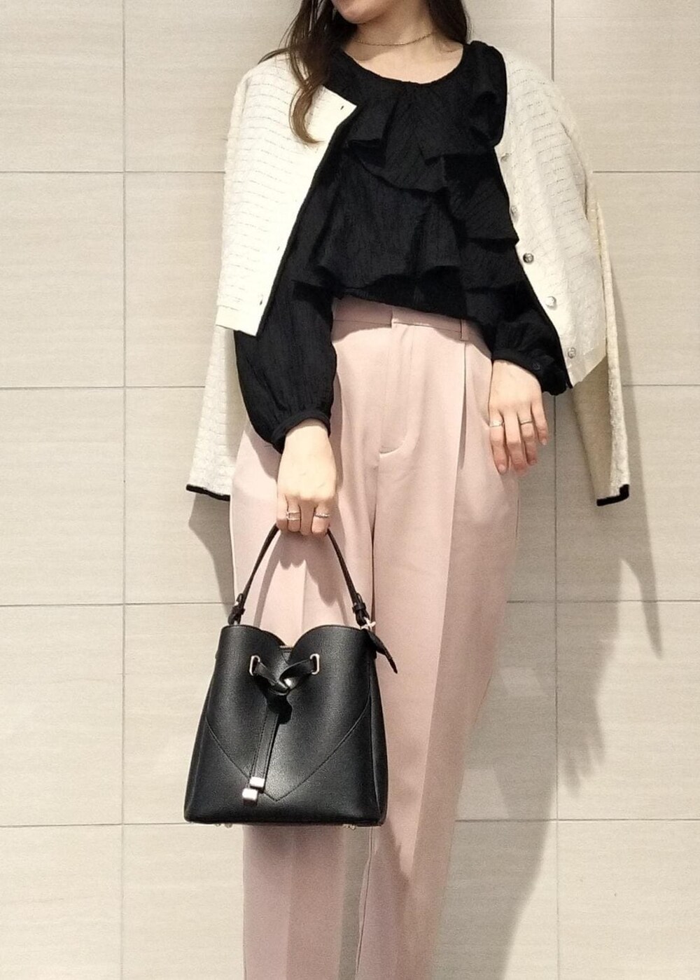 ブラック系のショルダーバッグ、ブラック系のバレエシューズ、ブラック系のシャツ/ブラウスを着用したレディースの春コーディネートの7枚目の写真