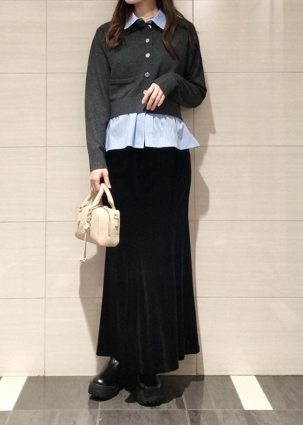 ベージュ系のボストンバッグ、ブラック系のブーツ、ブラウン系のキャミソールを着用したレディースの秋コーディネートの4枚目の写真