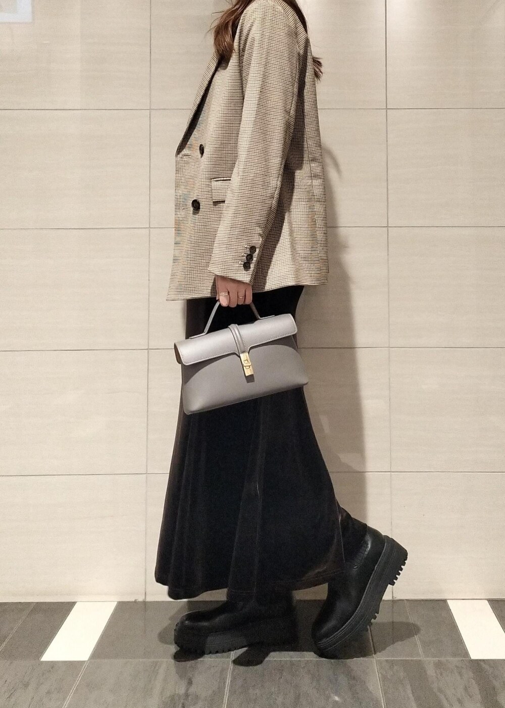 グレー系のショルダーバッグ、ベージュ系のテーラードジャケット、ブラック系のブーツを着用したレディースの秋コーディネートの8枚目の写真