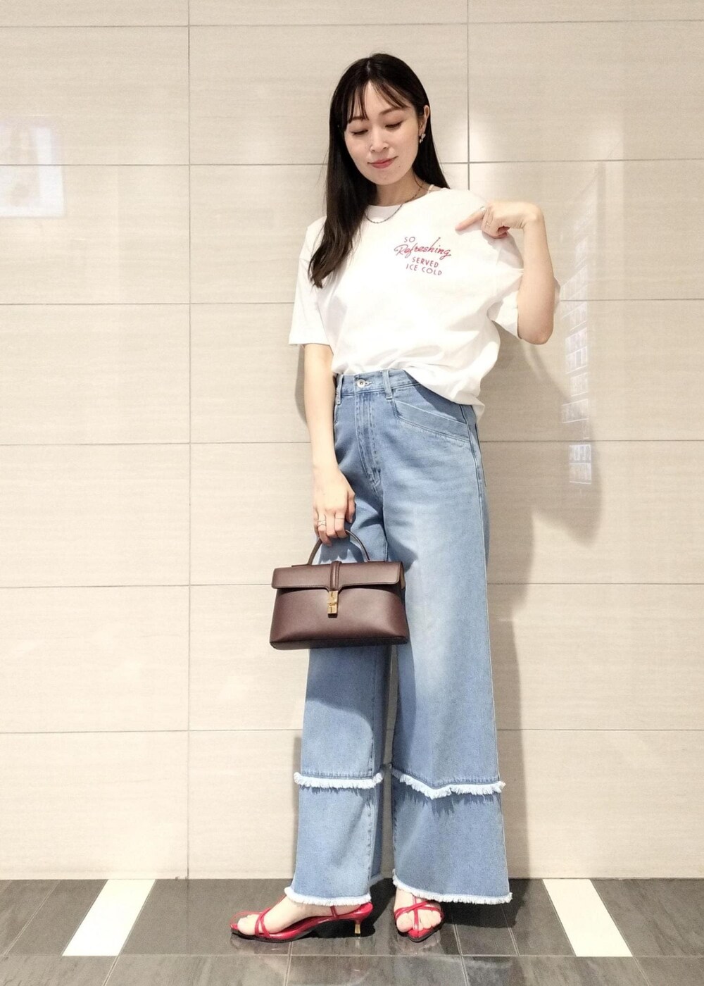 ブラウン系のショルダーバッグ、レッド系のサンダル、ホワイト系のキャミソールを着用したレディースの夏コーディネートの7枚目の写真