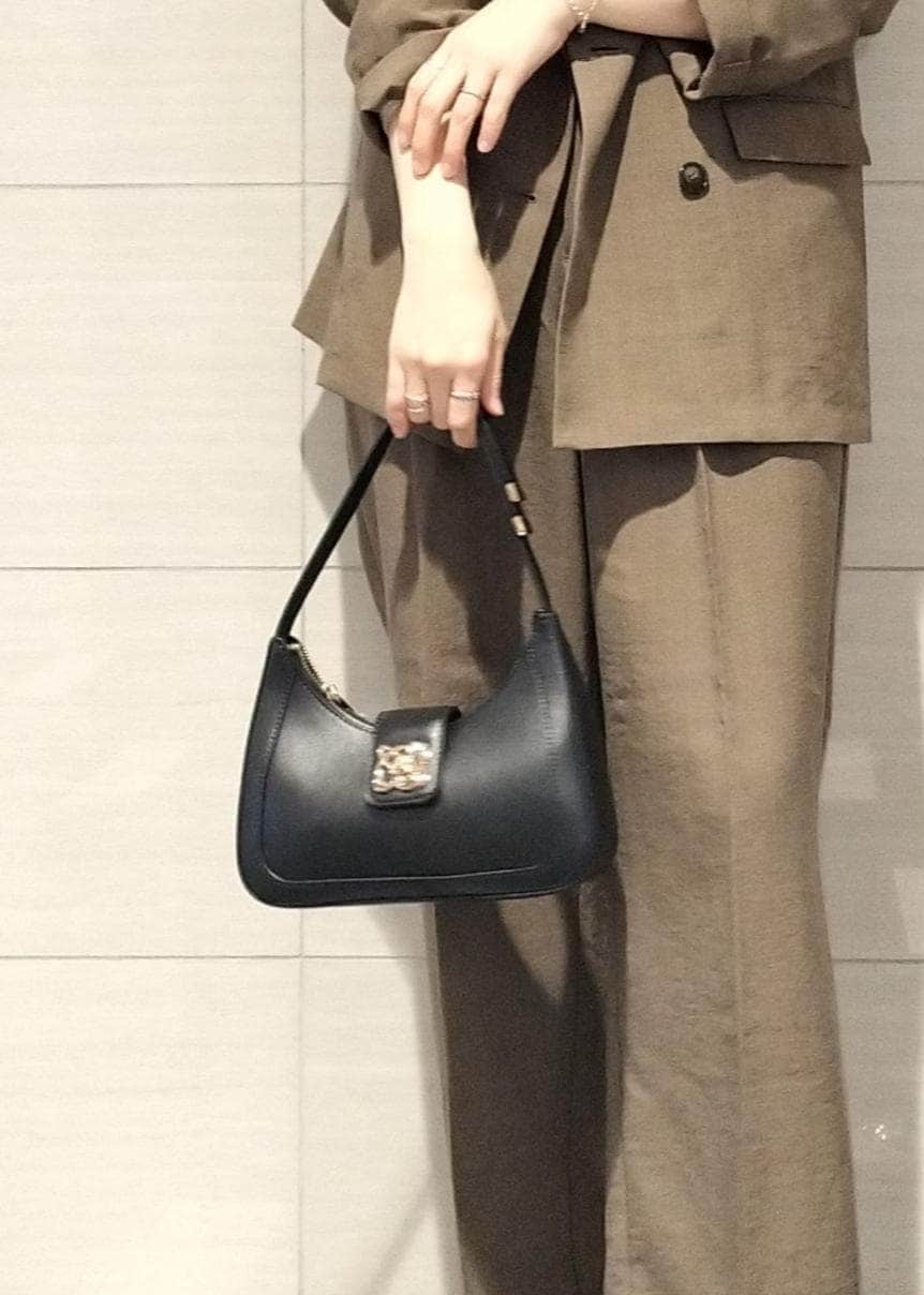 ブラック系のハンドバッグ、ホワイト系のシャツ/ブラウス、ホワイト系のバレエシューズを着用したレディースの春コーディネートの7枚目の写真