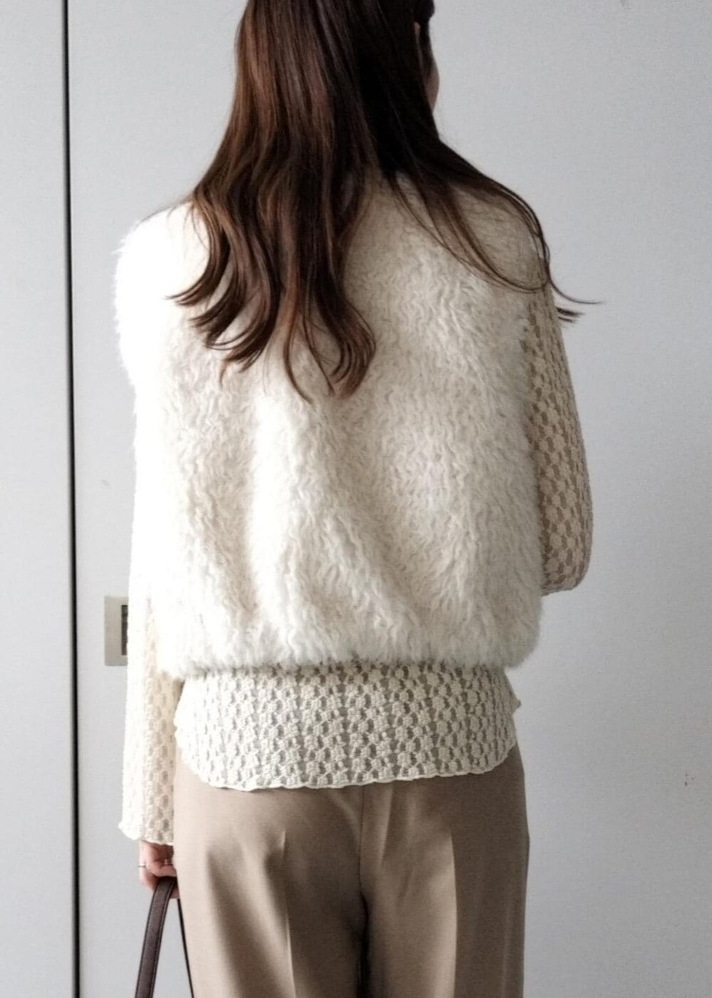 その他のサンダル、ホワイト系のキャミソール、ホワイト系のカーディガン/ボレロを着用したレディースの秋コーディネートの4枚目の写真