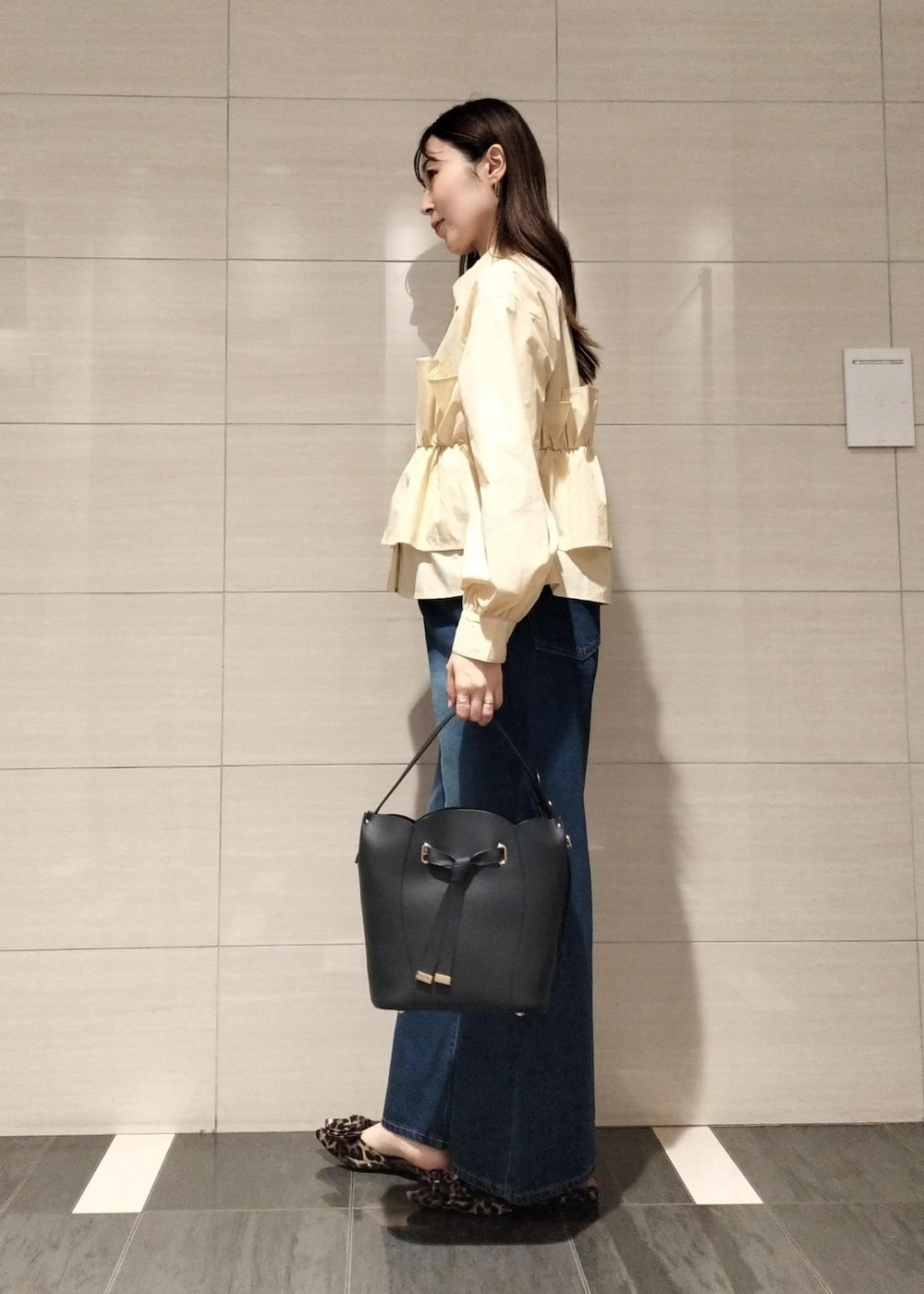 その他のサンダル、ブラック系のショルダーバッグ、ブルー系のデニムパンツを着用したレディースの秋コーディネートの5枚目の写真