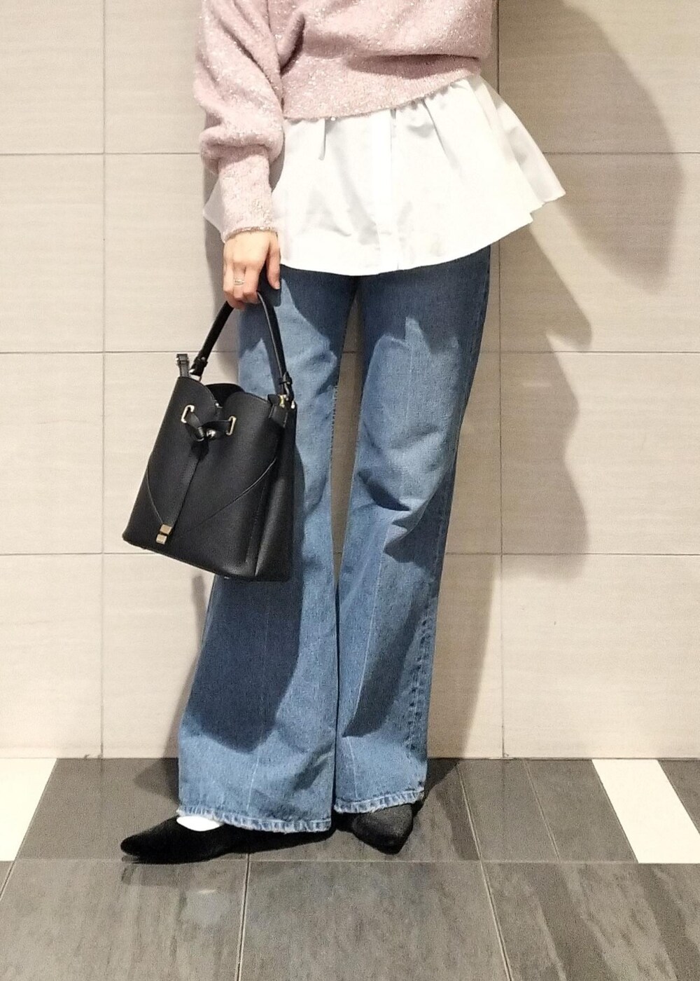 ブラック系のパンプス、ホワイト系のシャツ/ブラウス、ピンク系のニット/セーターを着用したレディースの冬コーディネートの6枚目の写真