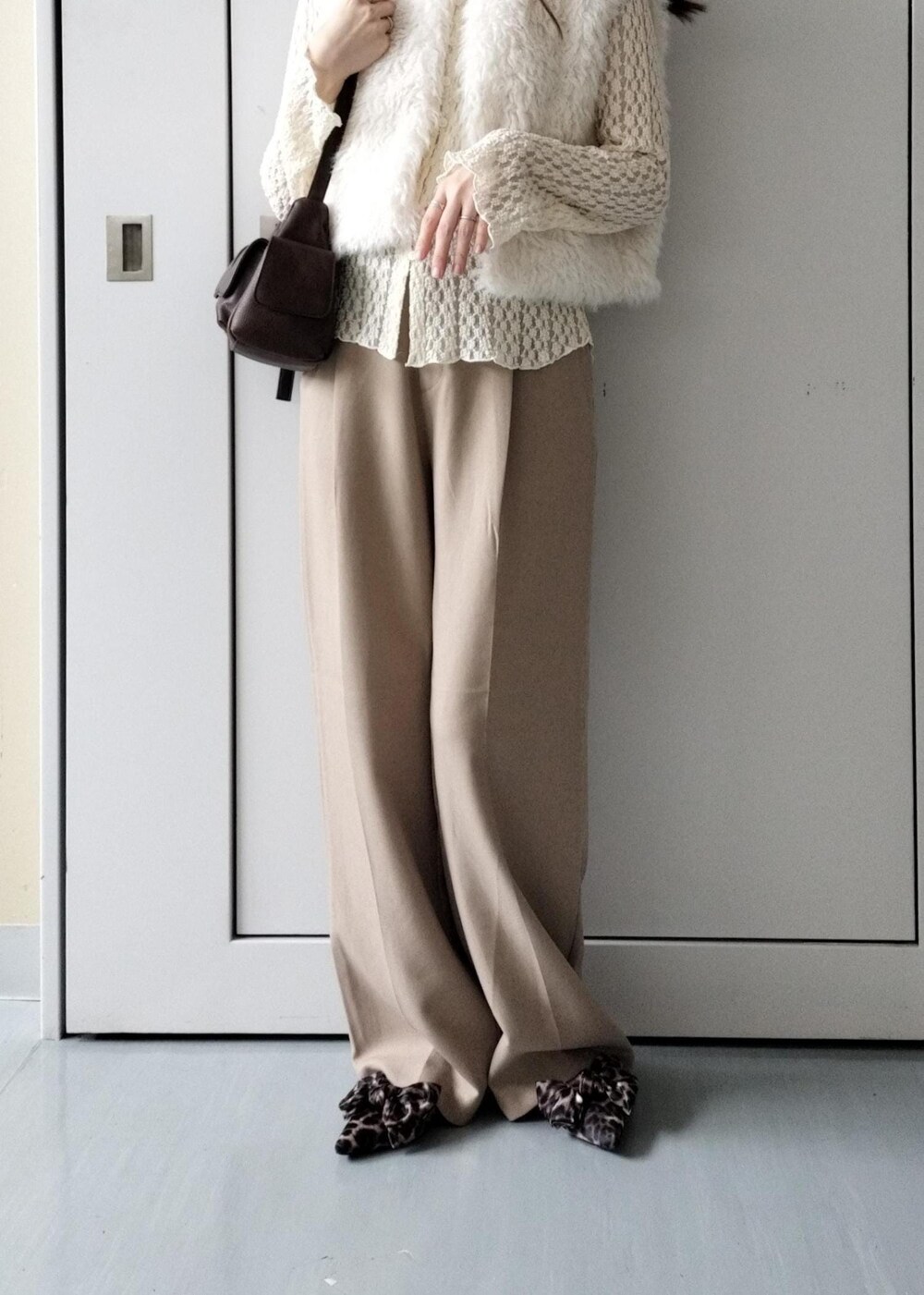 その他のサンダル、ホワイト系のキャミソール、ホワイト系のカーディガン/ボレロを着用したレディースの秋コーディネートの5枚目の写真