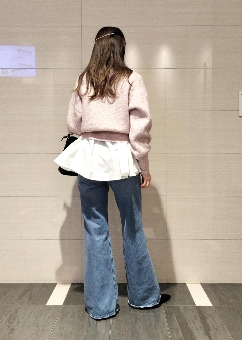 ブラック系のパンプス、ホワイト系のシャツ/ブラウス、ピンク系のニット/セーターを着用したレディースの冬コーディネートの3枚目の写真