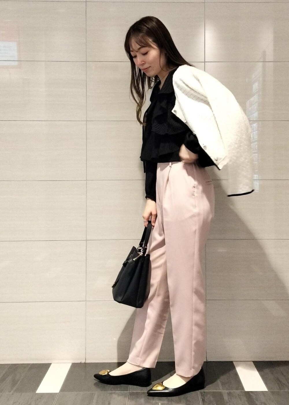 ブラック系のショルダーバッグ、ブラック系のバレエシューズ、ブラック系のシャツ/ブラウスを着用したレディースの春コーディネートの2枚目の写真