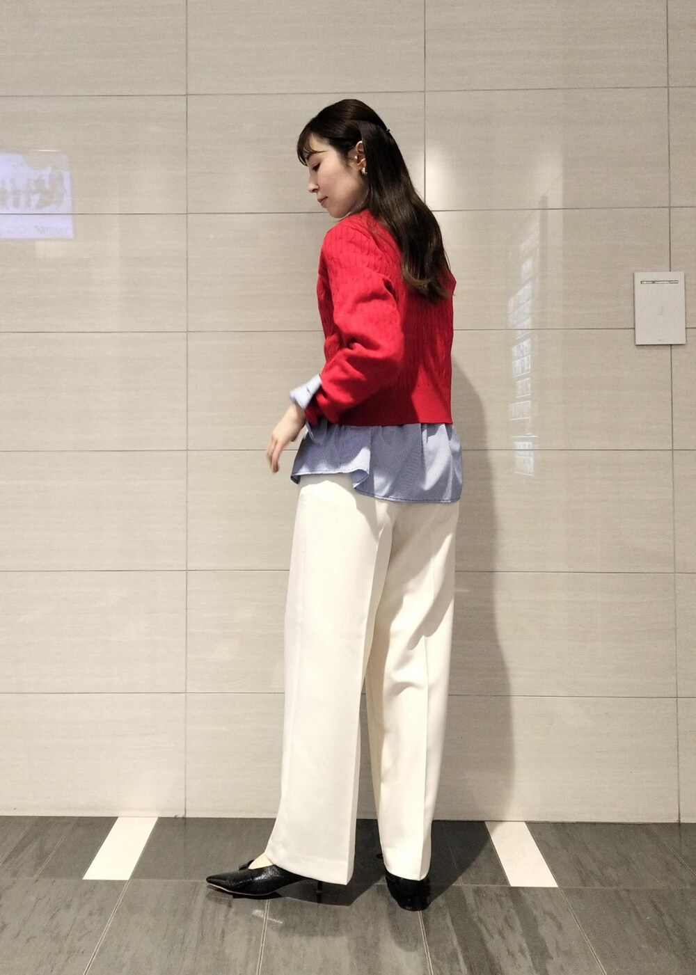 ブラック系のパンプス、ブルー系のシャツ/ブラウス、レッド系のカーディガン/ボレロを着用したレディースの冬コーディネートの4枚目の写真