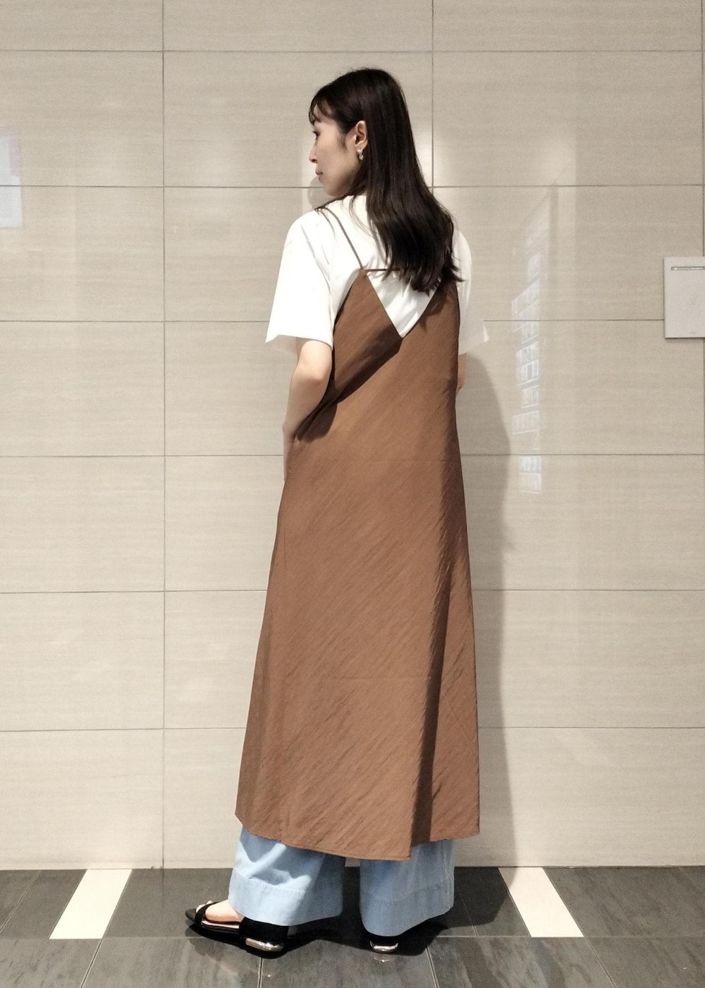 「夏コーデ、お出かけコーデ、旅行コーデ、レイヤード、パンツスタイル、VIS、ウェーブ、イエベ春、混合、トップス、Tシャツ/カットソー、キャミソール、パンツ、デニムパンツ、ワンピース」｜「VISの【洗える】カップ付きアシンメトリーキャミソール（キャミソール、ホワイト系）」を使った、miom1014さん（レディース・163cm）の夏コーディネートの4枚目の写真