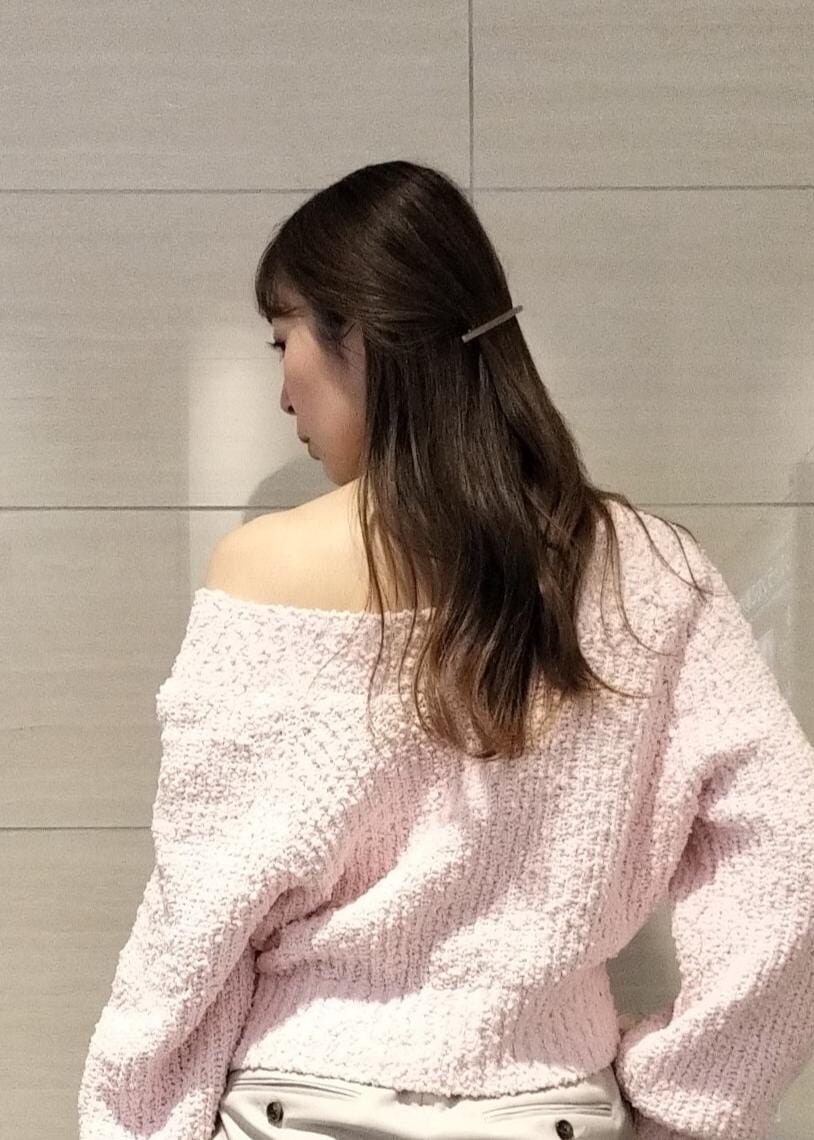 ピンク系のパンプス、ピンク系のニット/セーター、ベージュ系のスラックスを着用したレディースの冬コーディネートの6枚目の写真