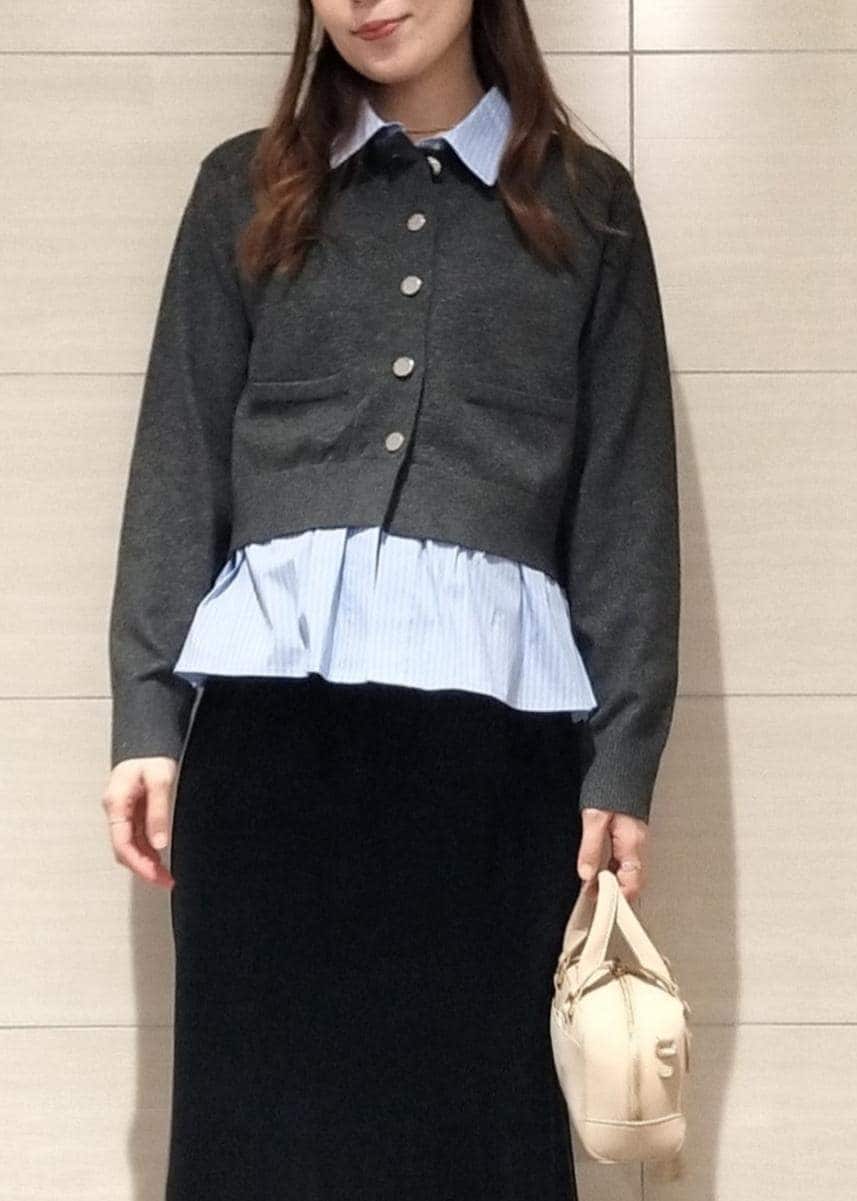 ベージュ系のボストンバッグ、ブラック系のブーツ、ブラウン系のキャミソールを着用したレディースの秋コーディネートの2枚目の写真