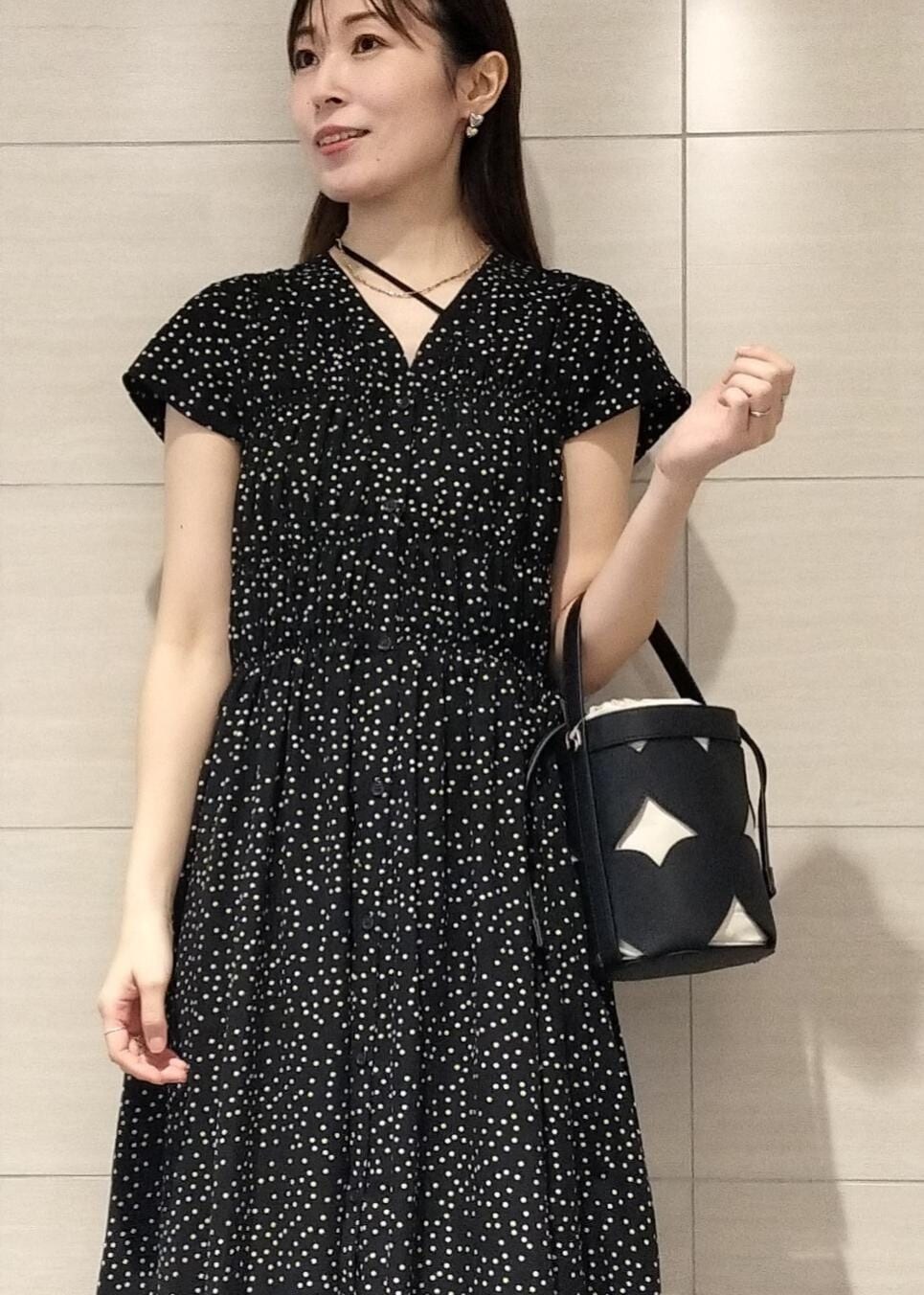 ブラック系のキャミソール、ブルー系のデニムパンツ、ブラック系のサンダルを着用したレディースの夏コーディネートの2枚目の写真