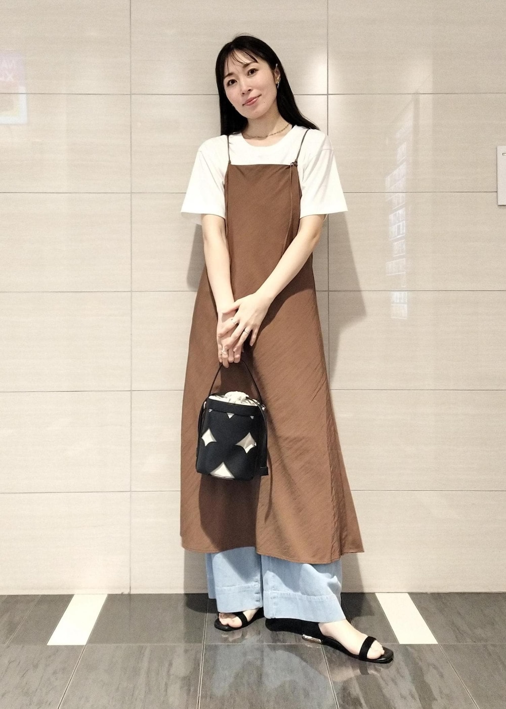 「夏コーデ、お出かけコーデ、旅行コーデ、レイヤード、パンツスタイル、VIS、ウェーブ、イエベ春、混合、トップス、Tシャツ/カットソー、キャミソール、パンツ、デニムパンツ、ワンピース」｜「VISの【洗える】カップ付きアシンメトリーキャミソール（キャミソール、ホワイト系）」を使った、miom1014さん（レディース・163cm）の夏コーディネートの7枚目の写真