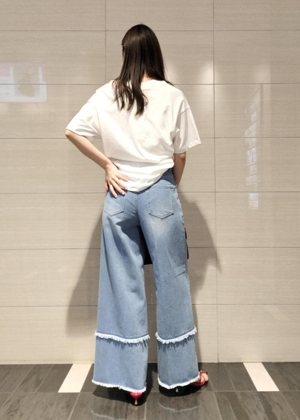 ブラウン系のショルダーバッグ、レッド系のサンダル、ホワイト系のキャミソールを着用したレディースの夏コーディネートの6枚目の写真