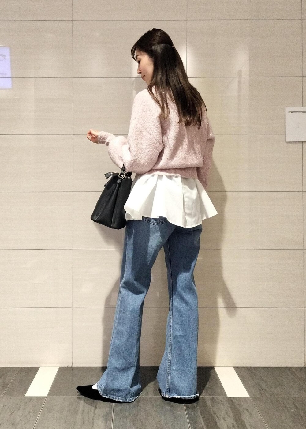 ブラック系のパンプス、ホワイト系のシャツ/ブラウス、ピンク系のニット/セーターを着用したレディースの冬コーディネートの2枚目の写真