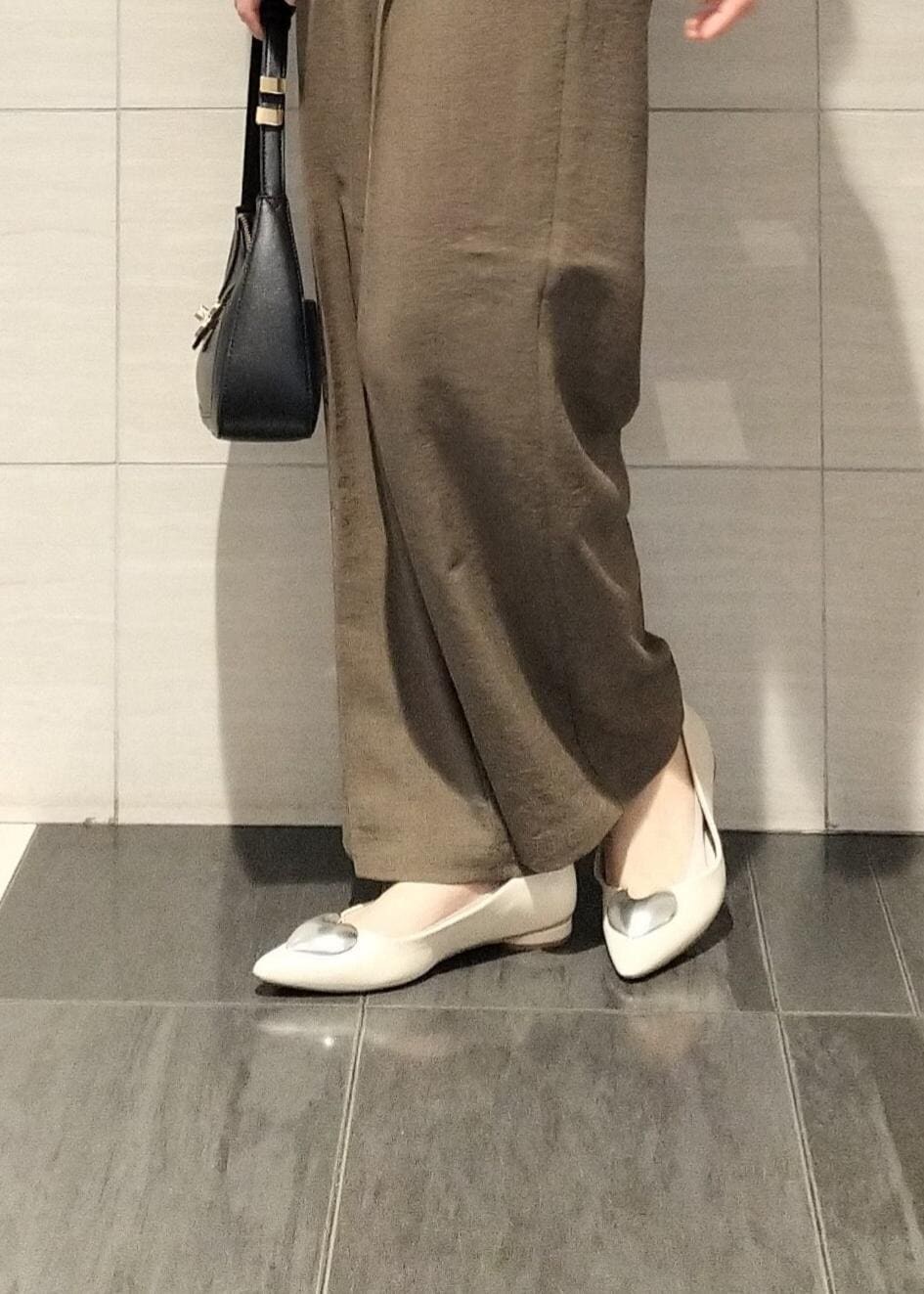 ブラック系のハンドバッグ、ホワイト系のシャツ/ブラウス、ホワイト系のバレエシューズを着用したレディースの春コーディネートの8枚目の写真
