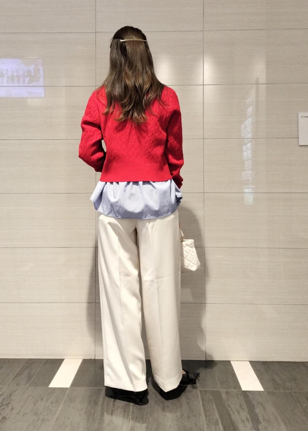 ブラック系のパンプス、ブルー系のシャツ/ブラウス、レッド系のカーディガン/ボレロを着用したレディースの冬コーディネートの3枚目の写真