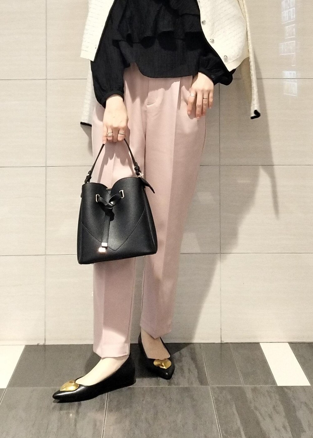 ブラック系のショルダーバッグ、ブラック系のバレエシューズ、ブラック系のシャツ/ブラウスを着用したレディースの春コーディネートの4枚目の写真
