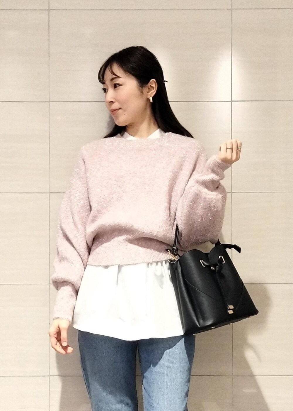 ブラック系のパンプス、ホワイト系のシャツ/ブラウス、ピンク系のニット/セーターを着用したレディースの冬コーディネートの5枚目の写真