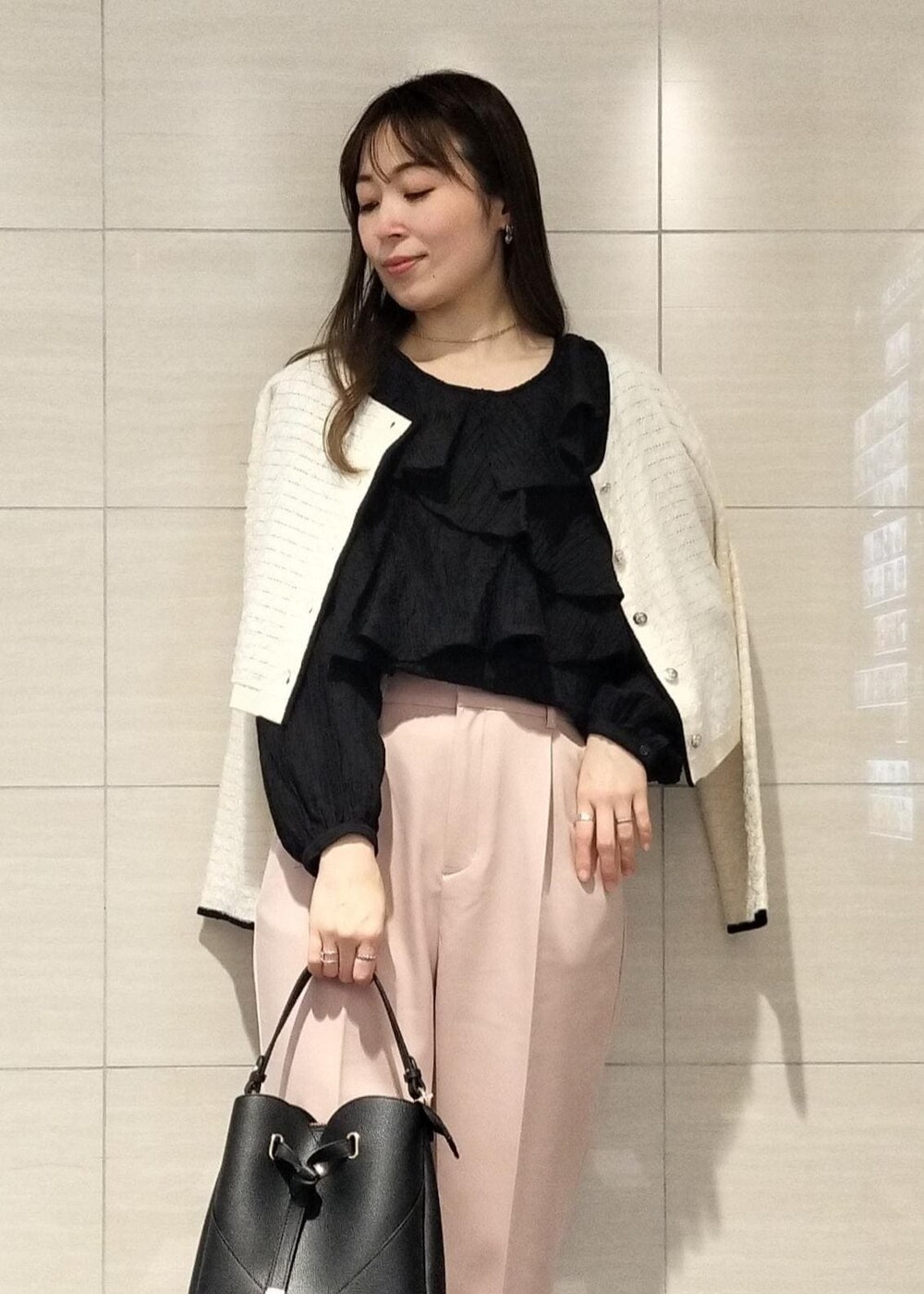 ブラック系のショルダーバッグ、ブラック系のバレエシューズ、ブラック系のシャツ/ブラウスを着用したレディースの春コーディネートの3枚目の写真
