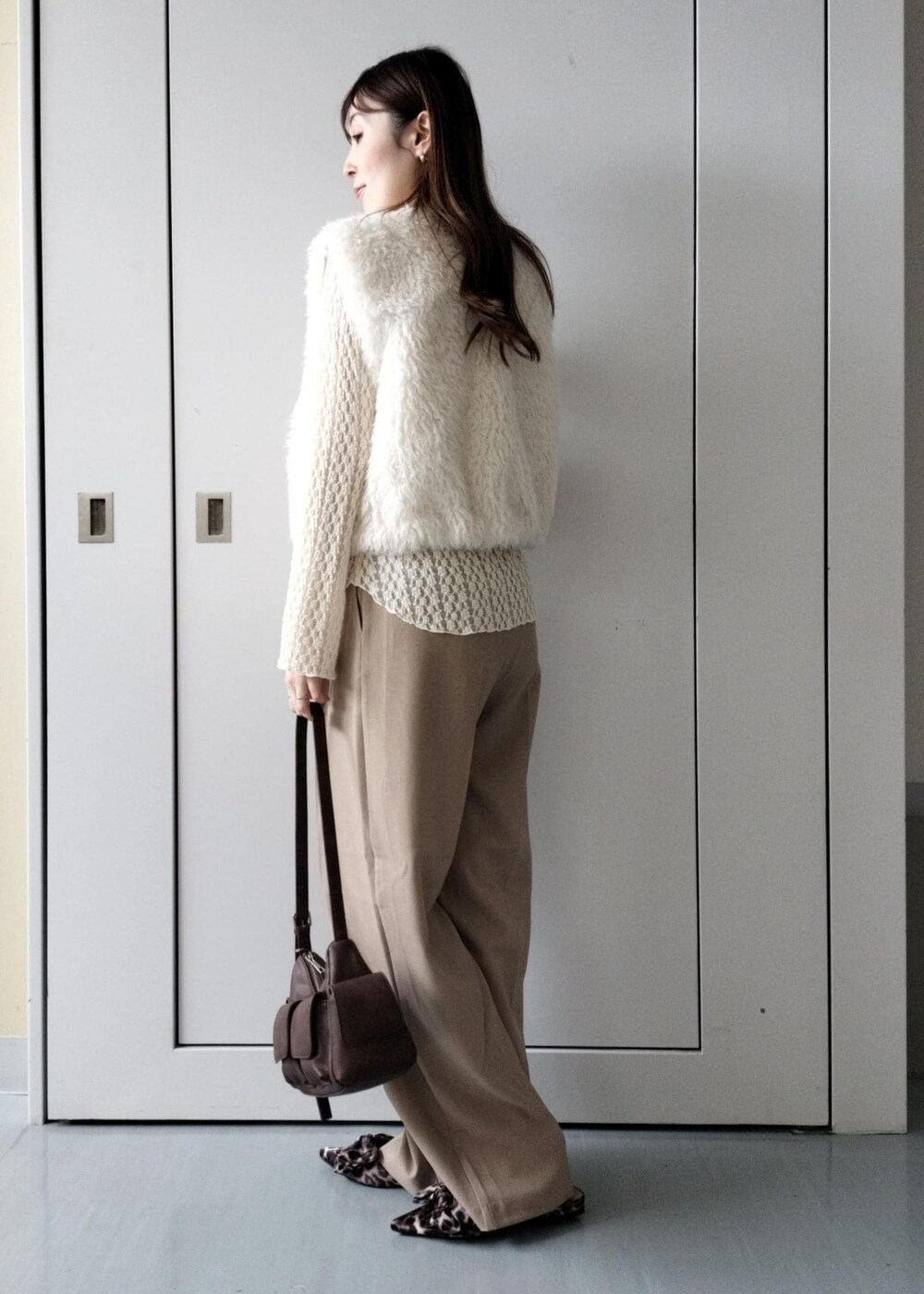 その他のサンダル、ホワイト系のキャミソール、ホワイト系のカーディガン/ボレロを着用したレディースの秋コーディネートの3枚目の写真