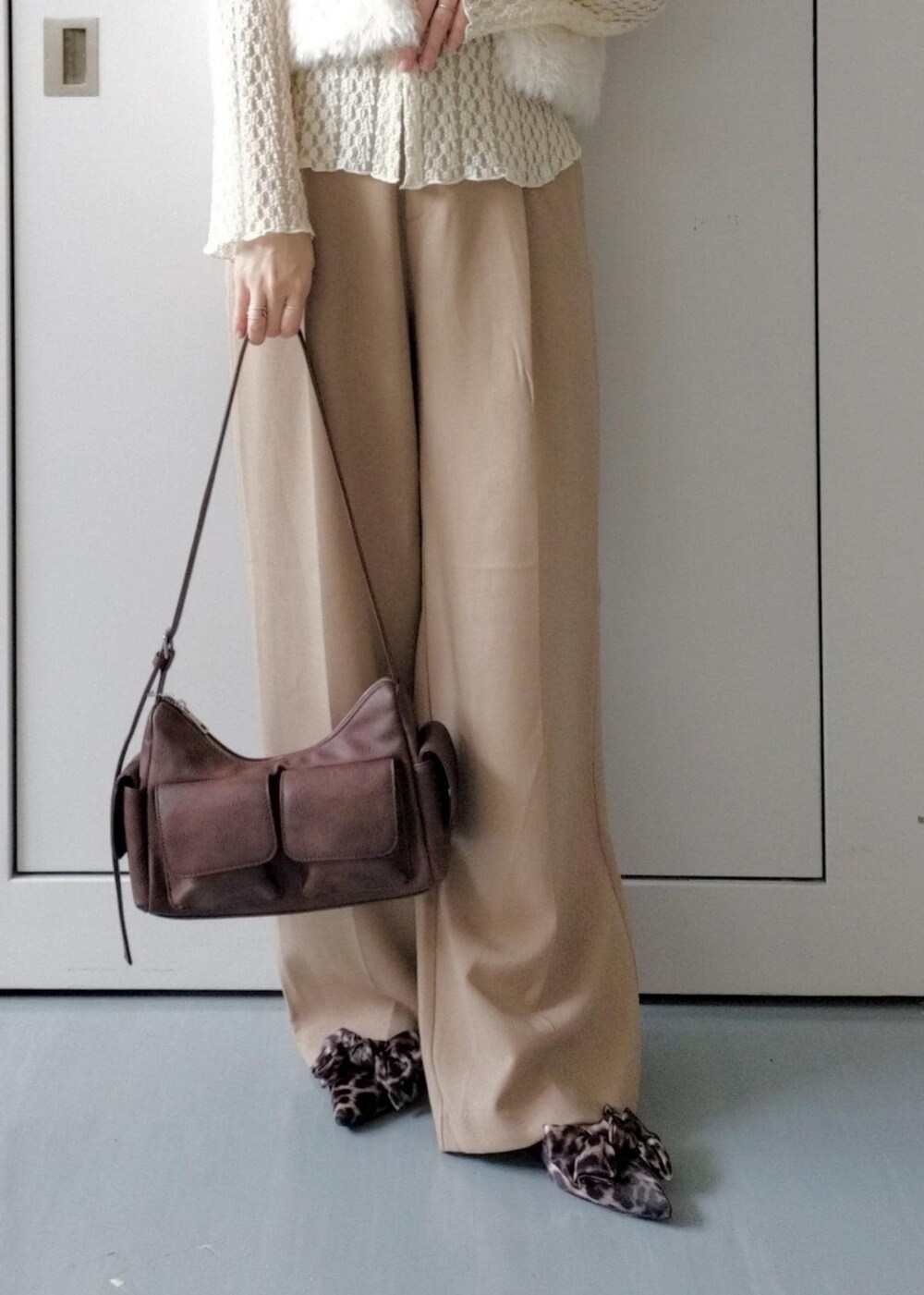 その他のサンダル、ホワイト系のキャミソール、ホワイト系のカーディガン/ボレロを着用したレディースの秋コーディネートの8枚目の写真